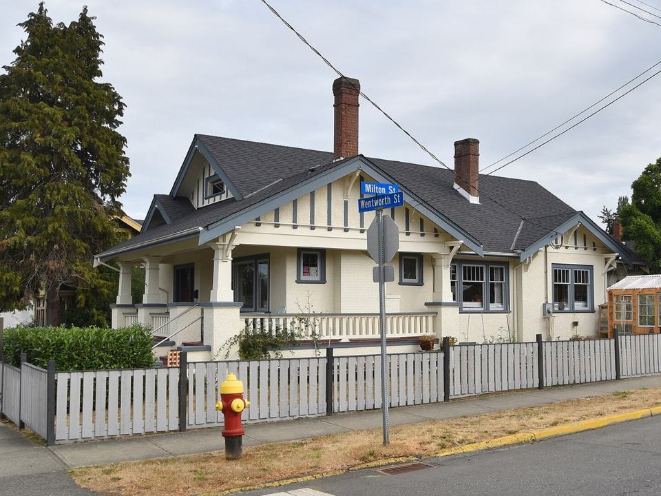 Charcoal asphalt to silver standing seam, Nanaimo